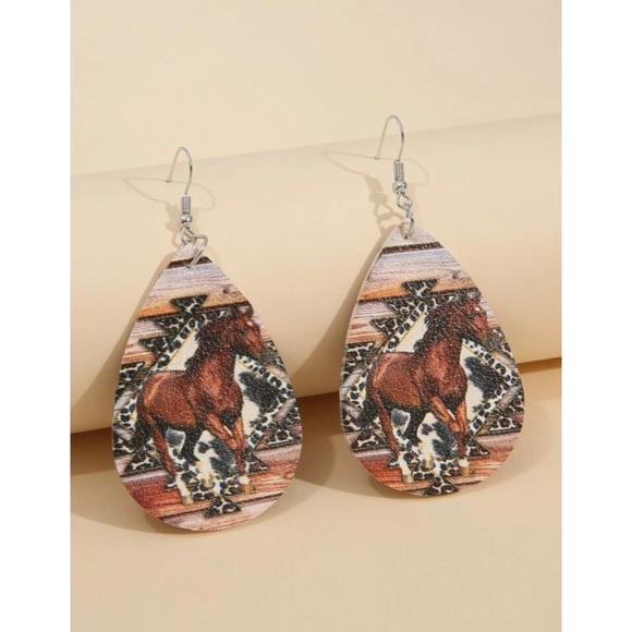 Jewelry - NWT horse animal print tear drop country western earrings